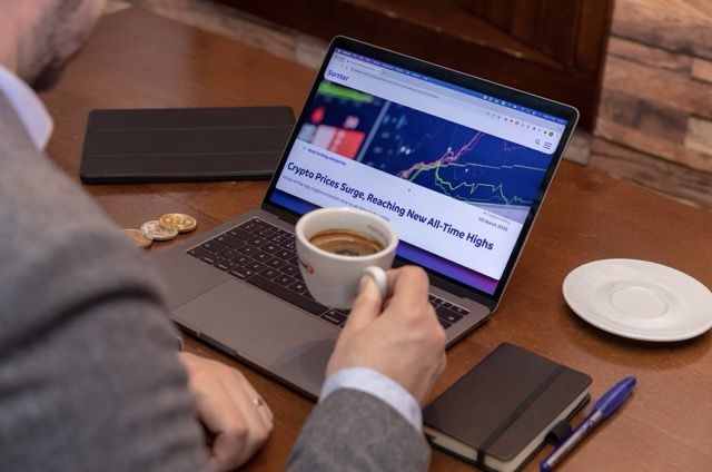 Competitive Benchmarking: Mengukur Posisi Bisnis Dibandingkan Kompetitor Melalui Market Research